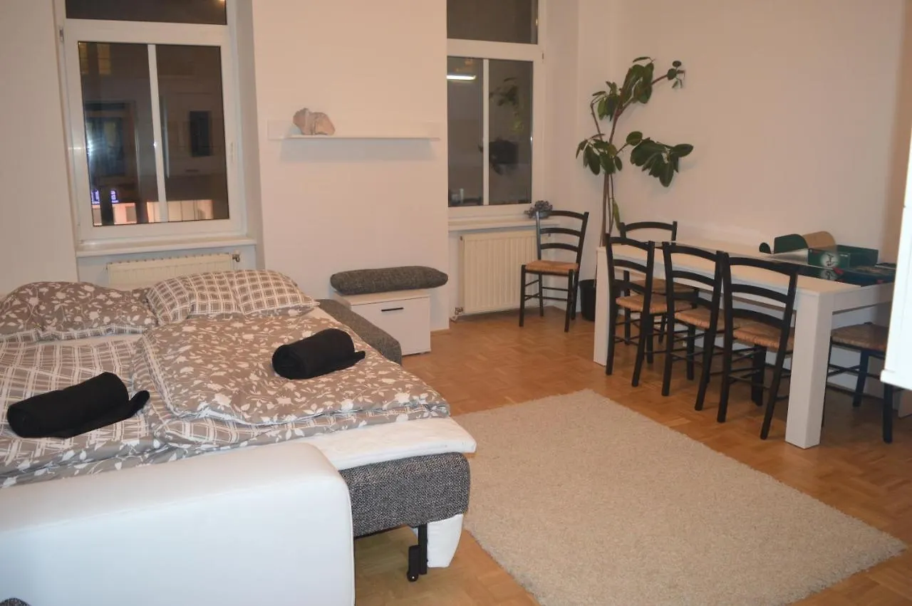 Nette Altbauwohnung Nur 10 Min Von Der City Βιέννη Διαμέρισμα